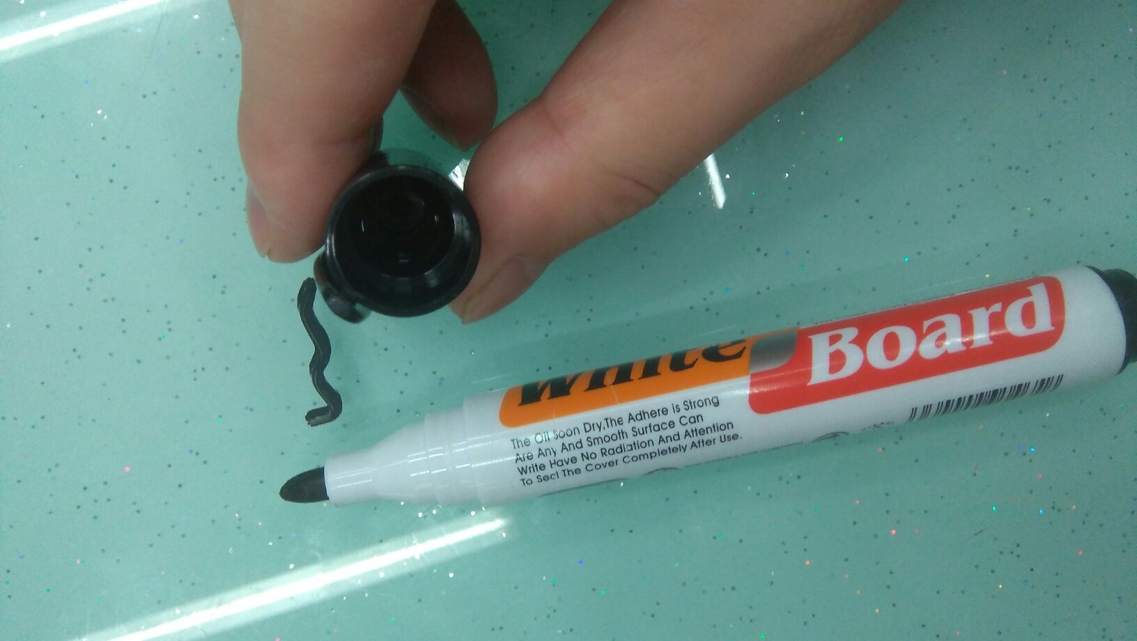 We have launched a new type of whiteboard pen with an eraser, which is non-toxic, water-resistant and easy to erase. It has bright colors and can hold 240 cards per piece Application Scenario
