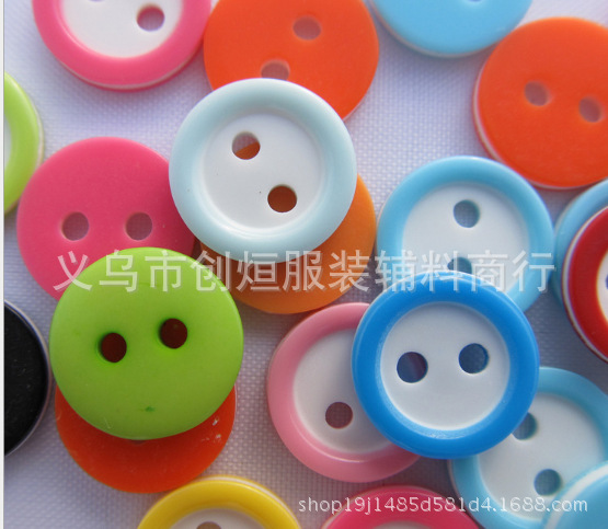 The manufacturer's best-selling 1.1cm resin double-layer plum blossom button heart button fine-edge two-color two-eye button details Picture