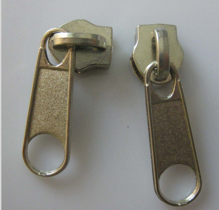 厂家直销拉链头现货供应现金属拉头喷漆长板头电白色拉链长板头产品图