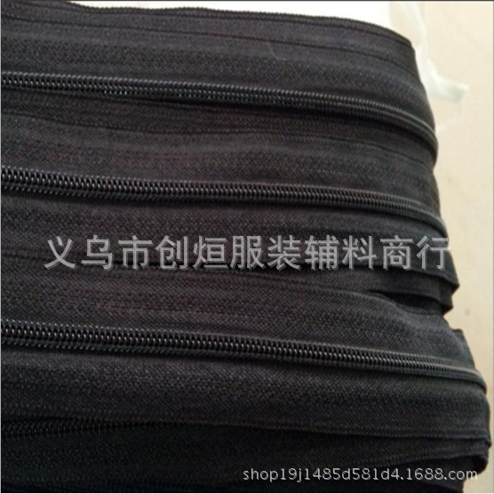 Factory direct sales, long-term supply of zipper guide sleeves, black and white color zippers in stock, color-fixing and environmentally friendly Application Scenario