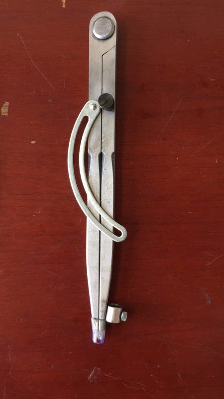 用于划圆划线用的 带翼是起到固定作用