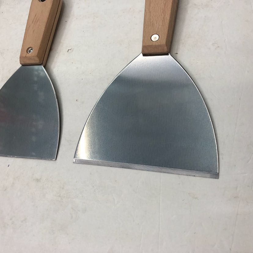 Double-clamped wood strip putty knife, sturdy and durable Application Scenario