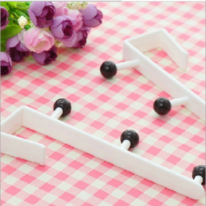 Japanese-style home door rear hook F-shaped simple candy door rear seamless hook door rear nail-free clothes hanger Application Scenario