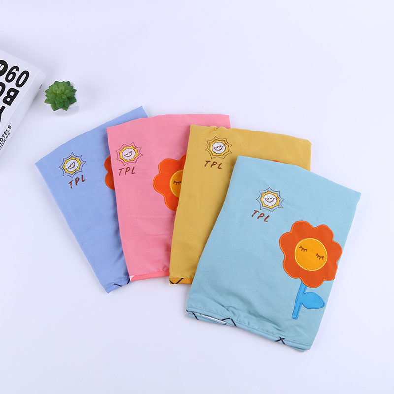 For babies, disposable feeding coverings and feeding clothes can be worn upside down in the food pockets and upside down in the feeding clothes details Picture
