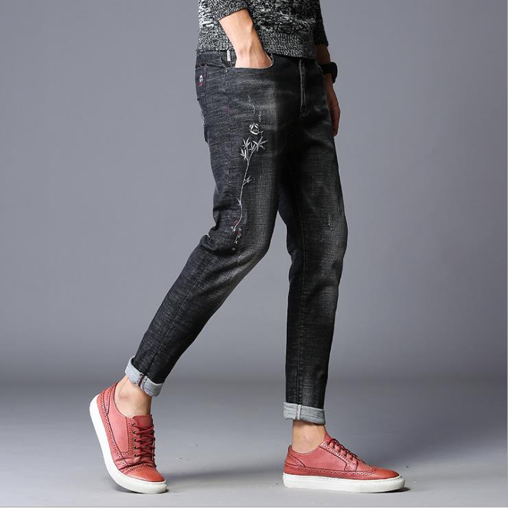 Factory direct sales of men's skinny jeans for autumn and winter, new style with unique embroidery, Korean version slimming