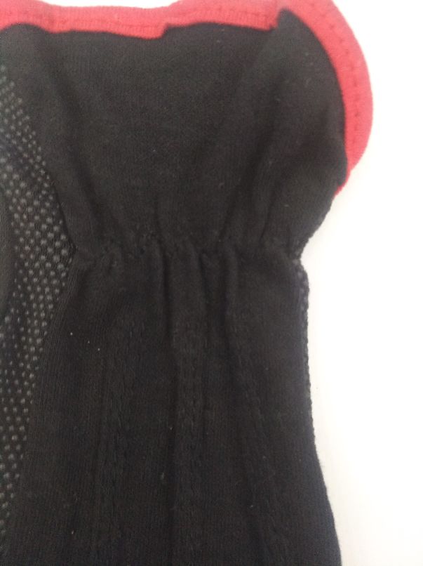 Special offer: All-cotton black dot glue gloves with elastic and red edges rolled on the back three ribs