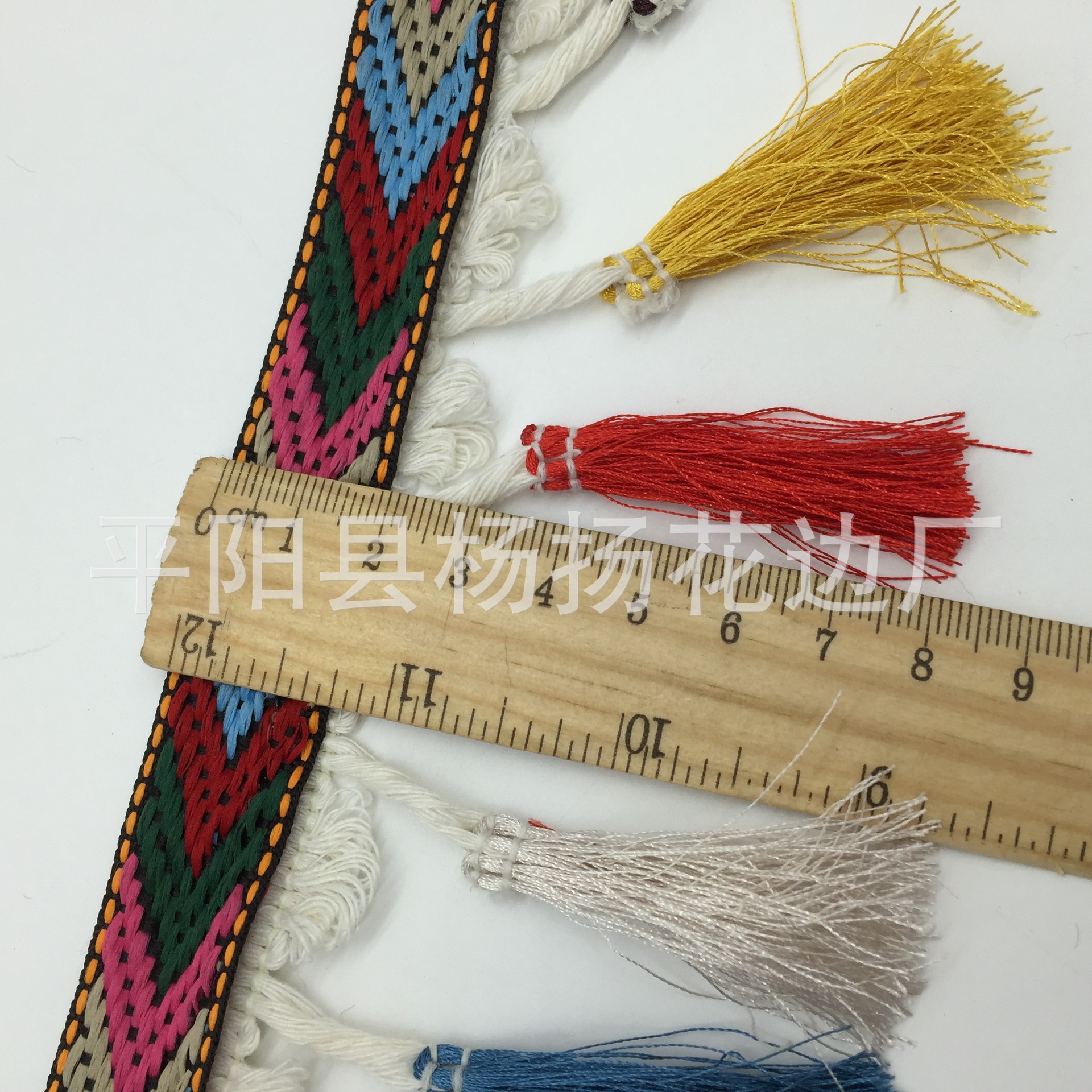 كما أن الشعيرات الوطنية تنجذب على شكل حليات صغيرة ملونة بالألوان، في شكل حاشية صغيرة من الوشاح details Picture