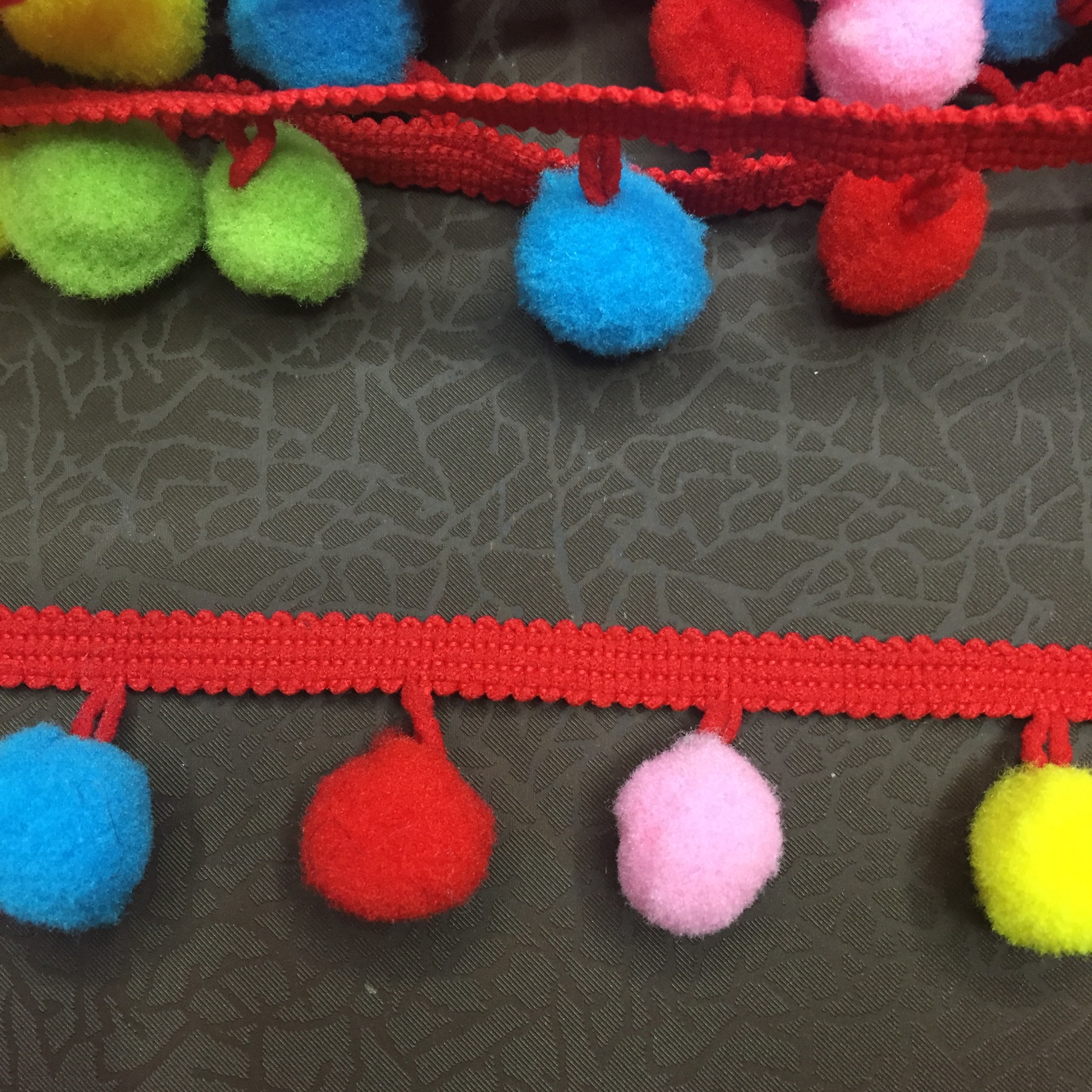 Factory direct sales of nylon high-elastic colored wool balls, lace scarves and accessories, 2.5cm. Welcome to order