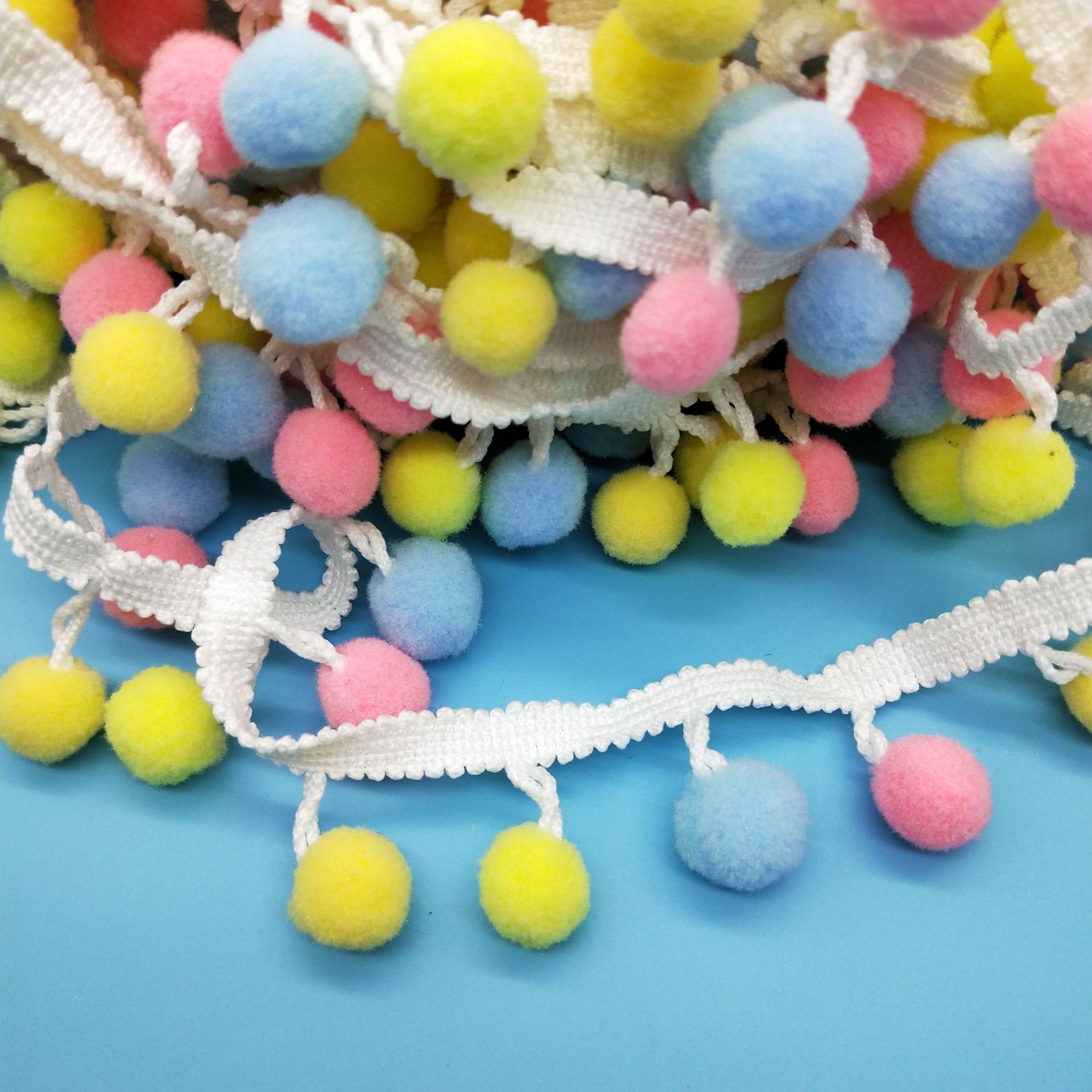 Wholesale of handmade, colorful, four-color pom-poms, lace, pom-poms, candy-colored tassel balls, hats, clothing accessories, DIY