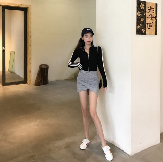 Sexy waist-cinching top, fitted long-sleeved sporty zippered short coat for women Application Scenario