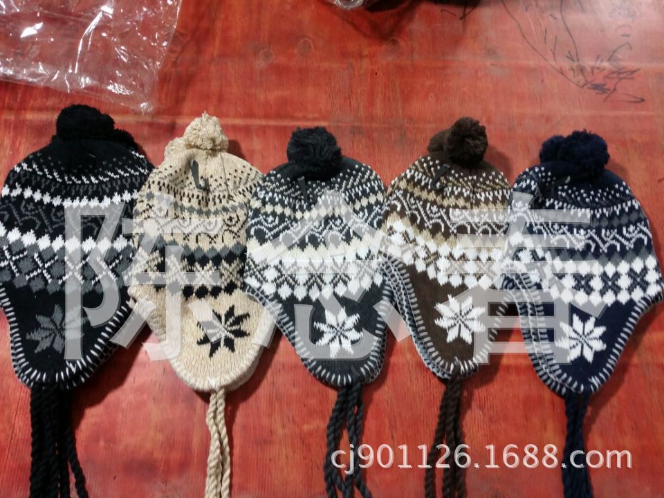 We supply fashionable Korean-style multi-color handcrafted adult ear protection caps and knitted caps details Picture