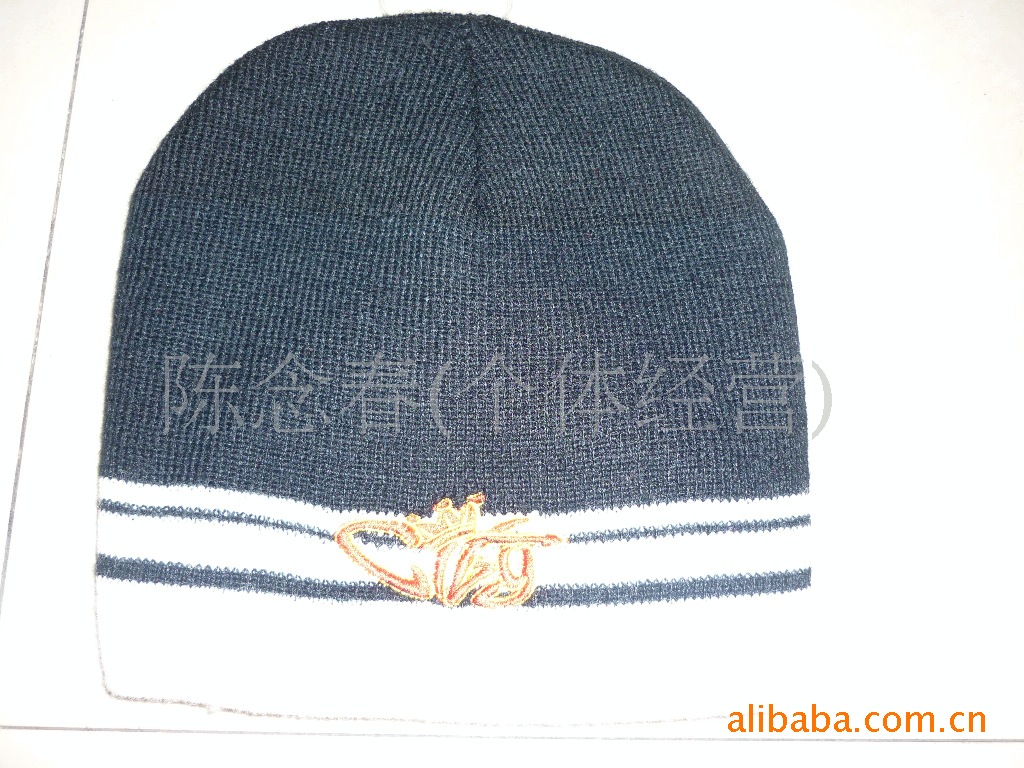 We supply versatile knitted hats, printed winter hats, striped hats and embroidered hats