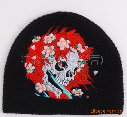 We supply 100% acrylic (acrylic) embroidered hats with diamonds details Picture