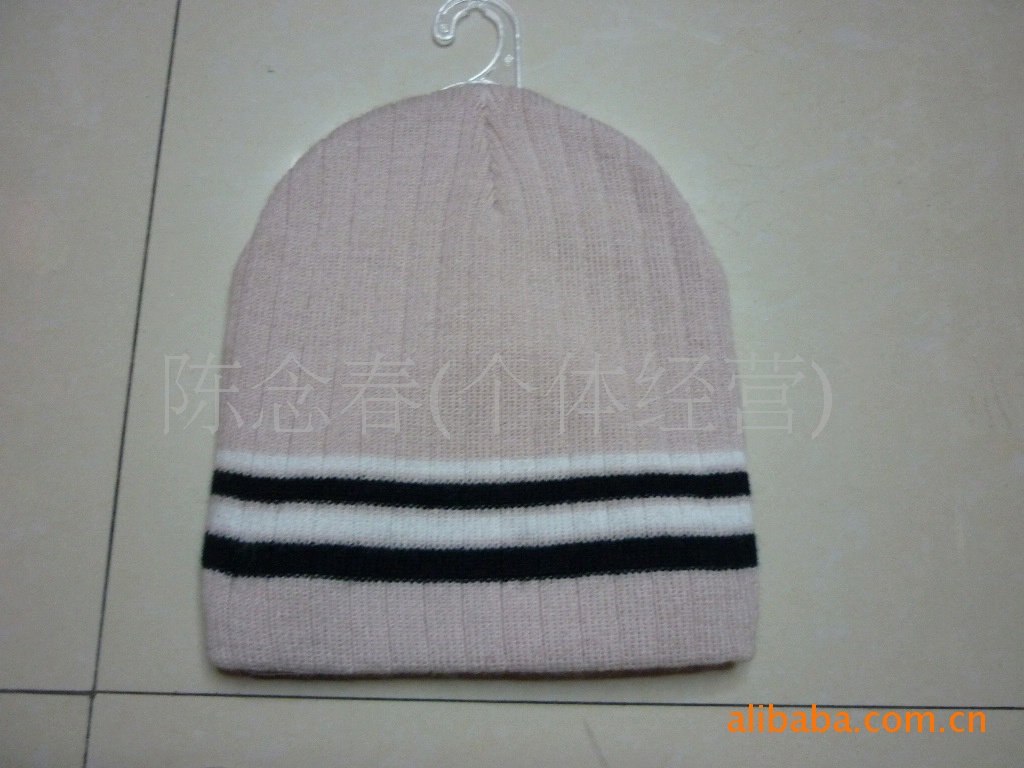 We supply versatile knitted hats, printed winter hats, striped hats and embroidered hats Specification image
