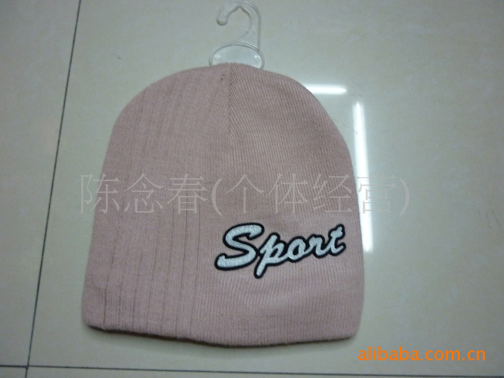 We supply versatile knitted hats, printed winter hats, striped hats and embroidered hats details Picture