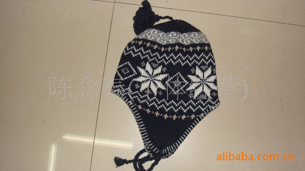 The manufacturer supplies versatile jacquard earmuffs