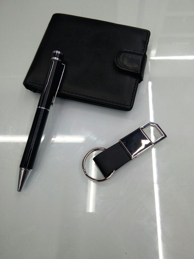 Business gift set, metal pen, wallet, keychain, black and brown, high-end and elegant. Application Scenario