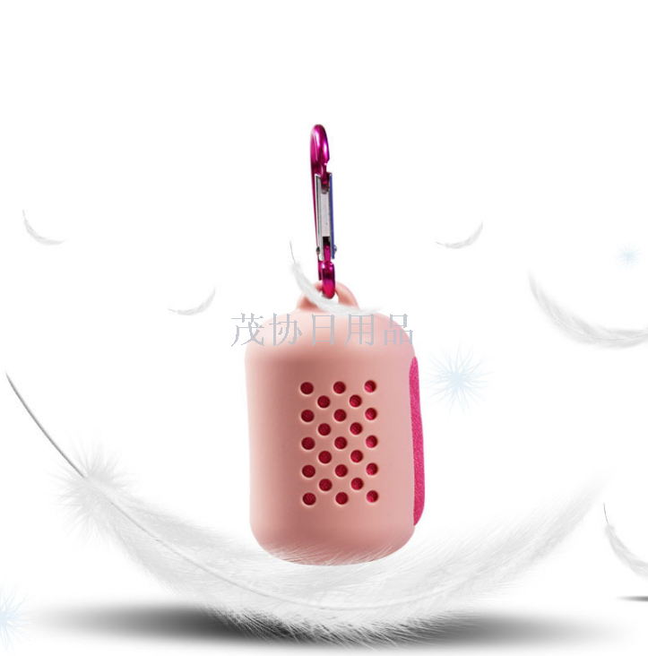 Sweat-absorbing and quick-drying silicone rubber cover with microfiber compression cloth