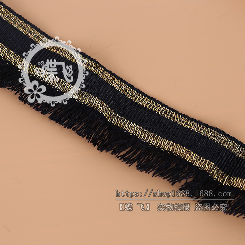 ويقوم صانعو الدانتيل، من جانب واحد، بتزيين قطع من الملابس والرأس من أجل الأمة الكورية details Picture