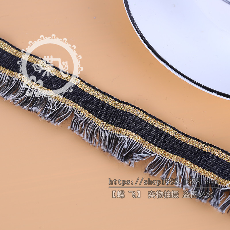 ويقوم صانعو الدانتيل، من جانب واحد، بتزيين قطع من الملابس والرأس من أجل الأمة الكورية Specification image