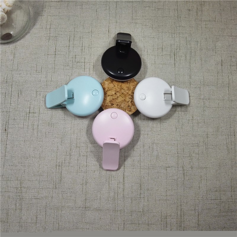 Mobile phone fill light, beauty selfie, round live streaming clip, mini charging model, popular live streaming light MiniQ Application Scenario