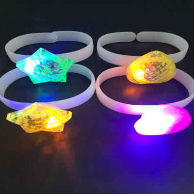 The new popular LED flash hand is a light-emitting flash hand