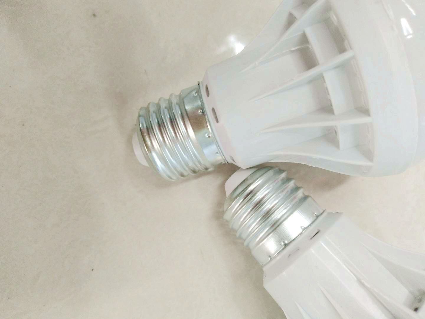 仿陶瓷7w灯泡家用led应急灯泡7W智能应急球泡灯节能LED灯泡