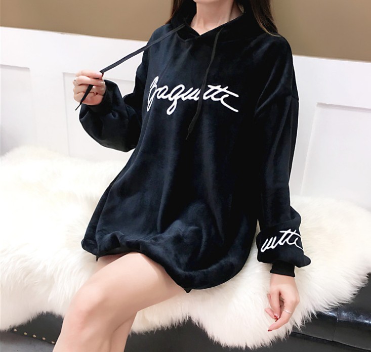 A hooded sweatshirt, a mid-length embroidered letter top, a loose and large-sized base layer for autumn and winter