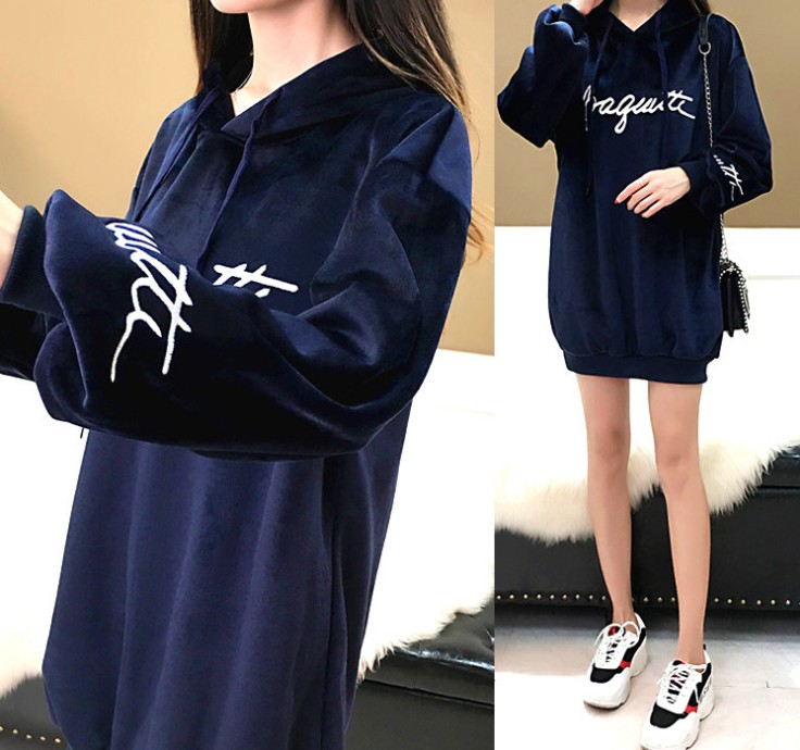 A hooded sweatshirt, a mid-length embroidered letter top, a loose and large-sized base layer for autumn and winter details Picture