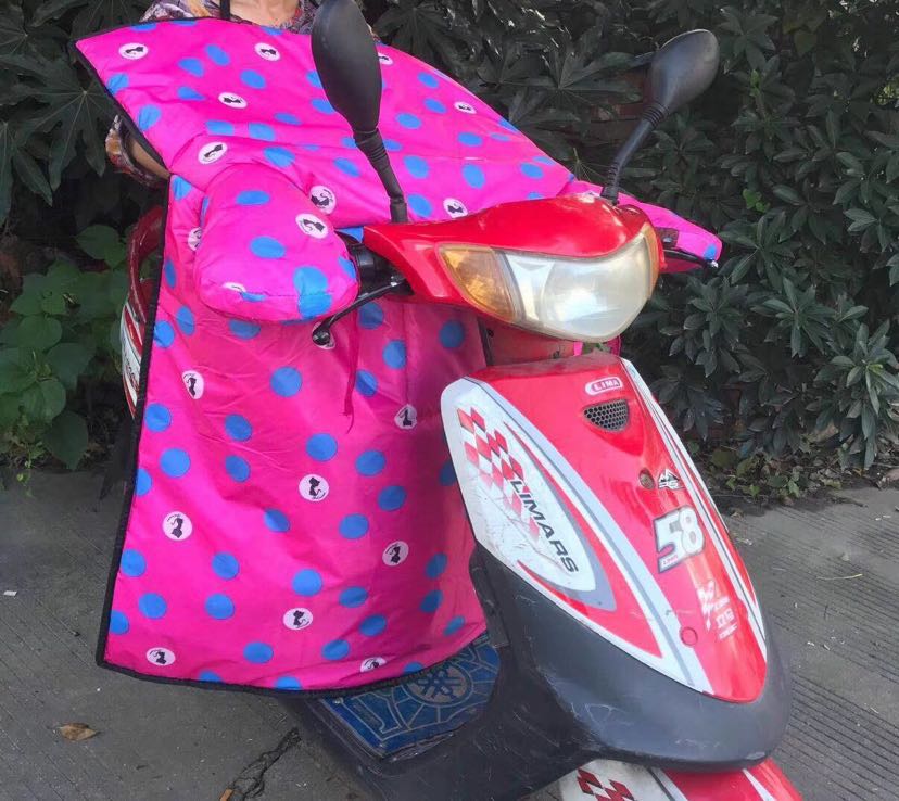 Electric bike windbreak blanket, winter leg and knee protection, warm thickened, cold-proof and waterproof, electric bike knee and windbreak blanket Application Scenario