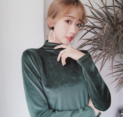The new autumn and winter bestseller velvet long-sleeved T-shirt, women's high-neck pullover, slimming top and base layer details Picture