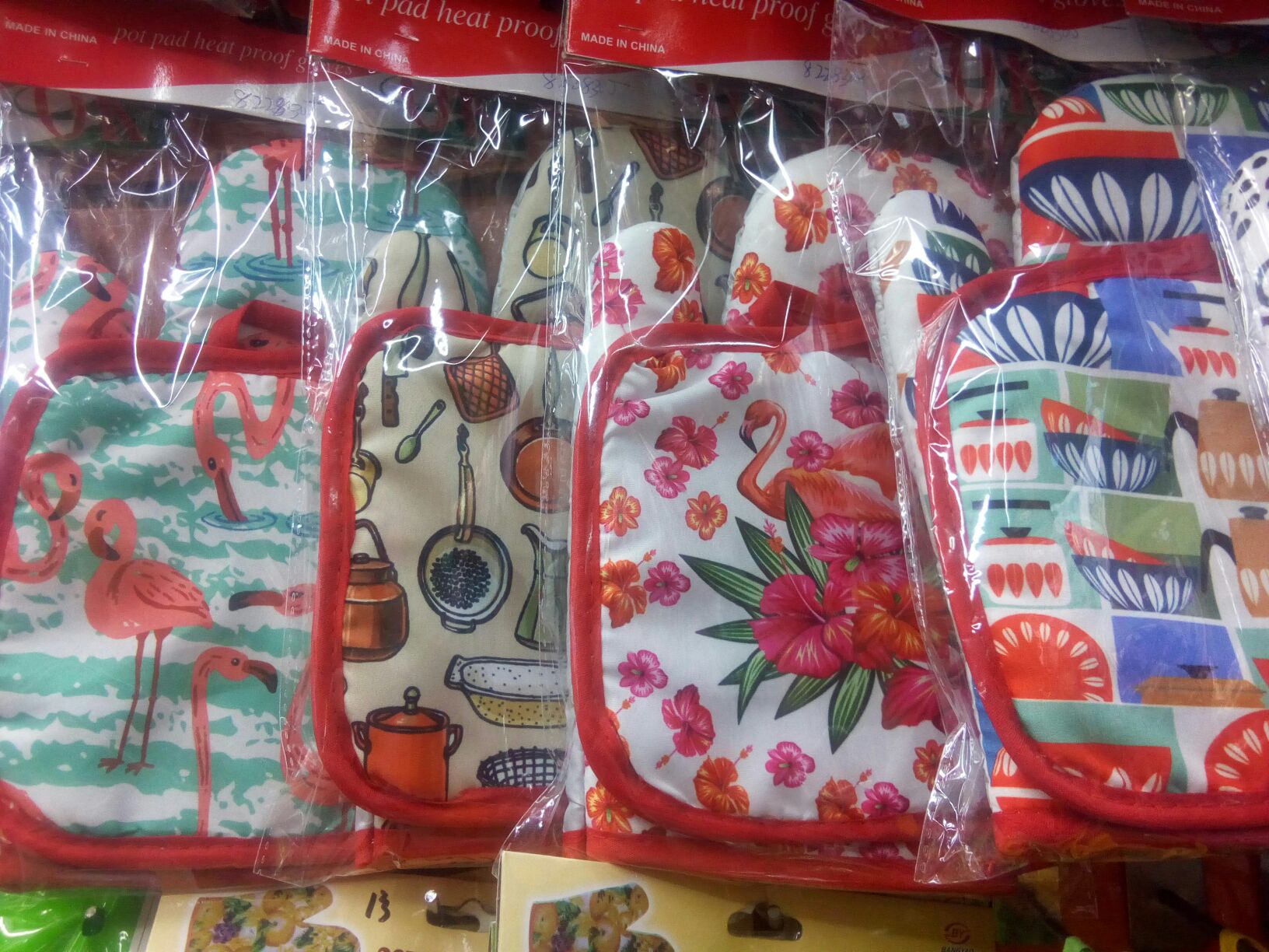 厂家直销各种微波炉手套。垫子。品种齐全。花型新怡。价格优惠。