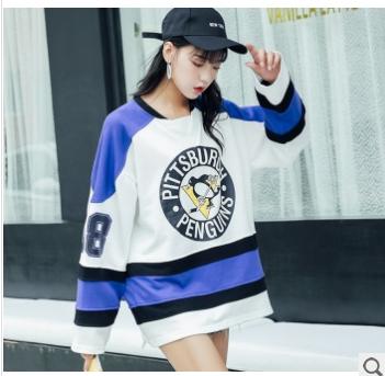 A loose pullover top for female students in a hoodie, a mid-length autumn coat