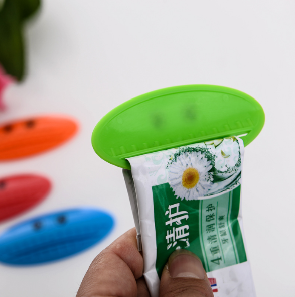 Korean version creative and fashionable cartoon manual toothpaste extruder lazy cosmetic facial cleanser extruder Application Scenario