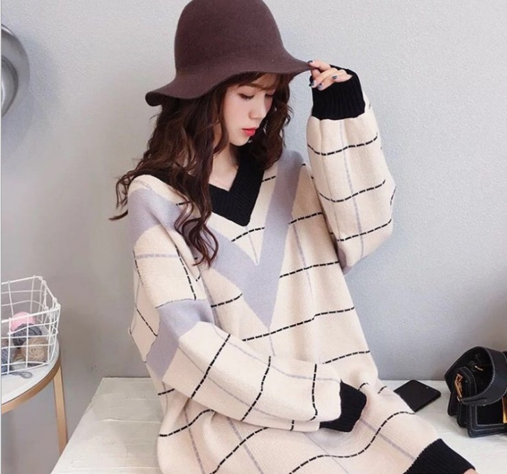 A loose, large-sized V-neck knitted sweater for women, a pullover with a chicken heart collar, a mid-length sweater dress, and a trendy coat