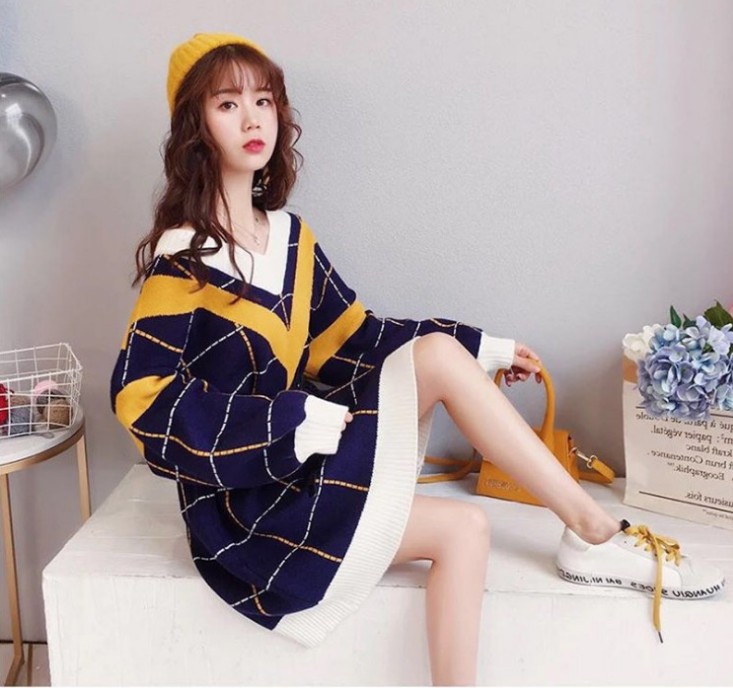 A loose, large-sized V-neck knitted sweater for women, a pullover with a chicken heart collar, a mid-length sweater dress, and a trendy coat details Picture