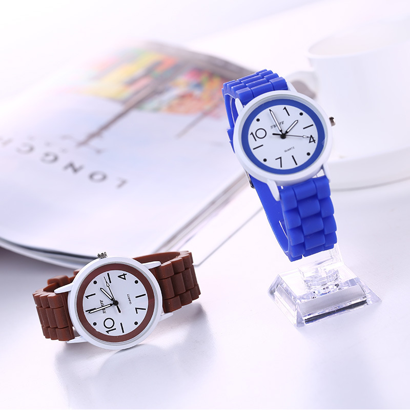 ساعة عصرية من نوع السيليكا في أزياء لطالب أزياء من نوع كوتغوت للتجارة الخارجية Specification image