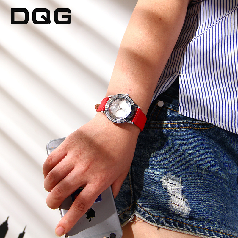 تحب البنات والأولاد في ساعات الألماس الإنكليزي ذات الحزام الترفيهي DQG البسيط أن يحملوا ساعاتهم Specification image