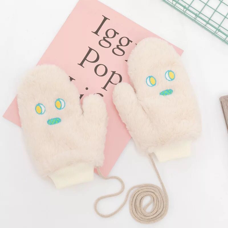 The popular Korean autumn and winter thickened and padded finger-jointing gloves with big eyes embroidered and plush cartoon student lanyards are in vogue Application Scenario