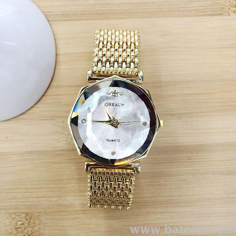 A popular cut glass and colored glass dial women's bracelet watch in Europe and America, an elegant women's watch Application Scenario