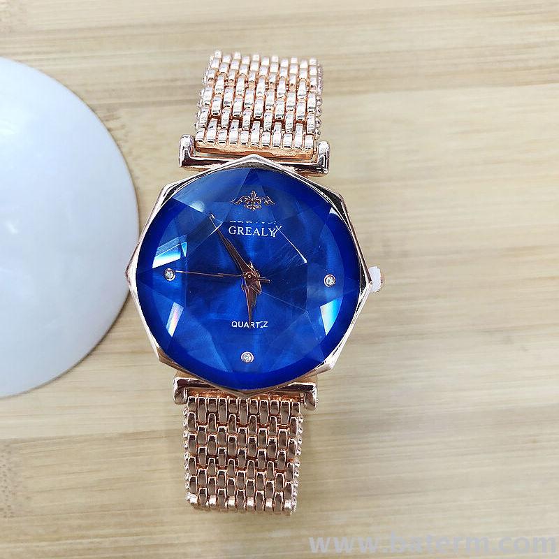 A popular cut glass and colored glass dial women's bracelet watch in Europe and America, an elegant women's watch