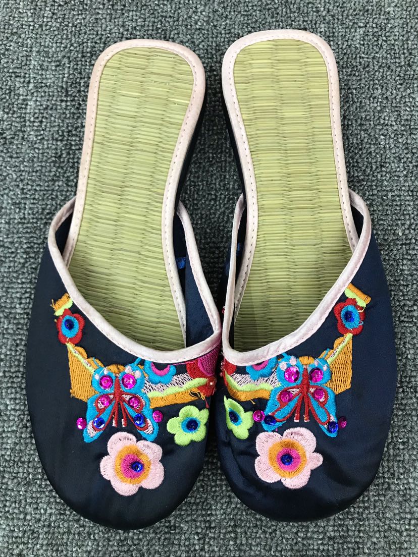 Embroidered flip-flops Specification image
