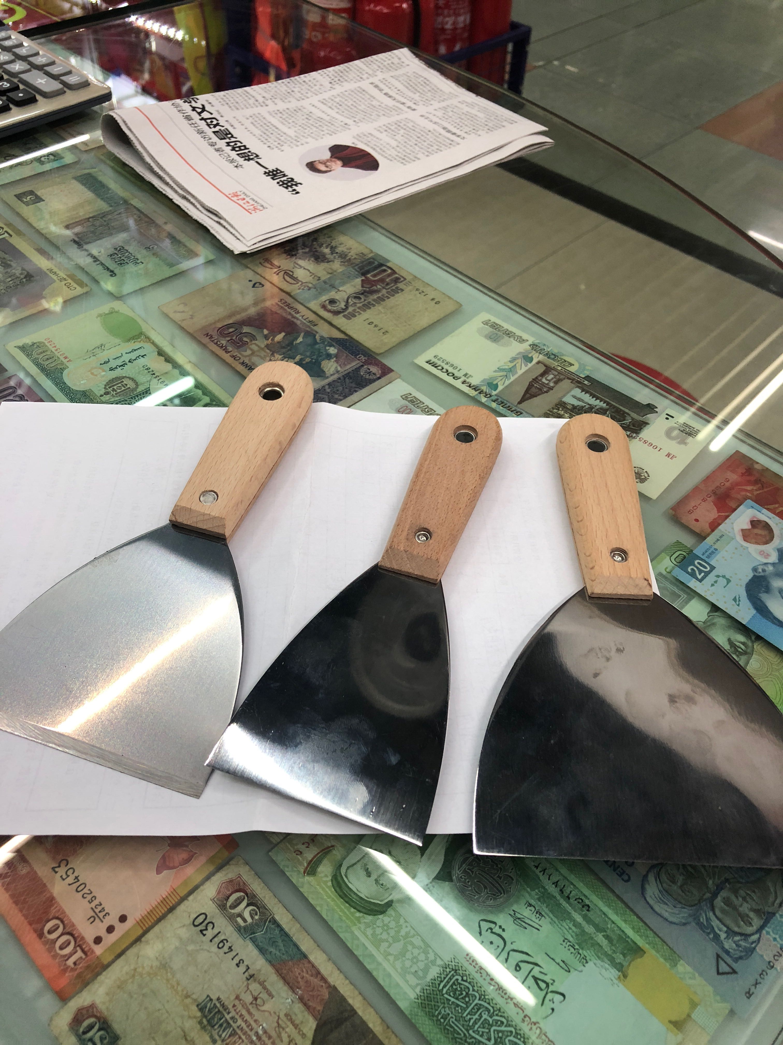 High grade putty knife for a wide range of uses