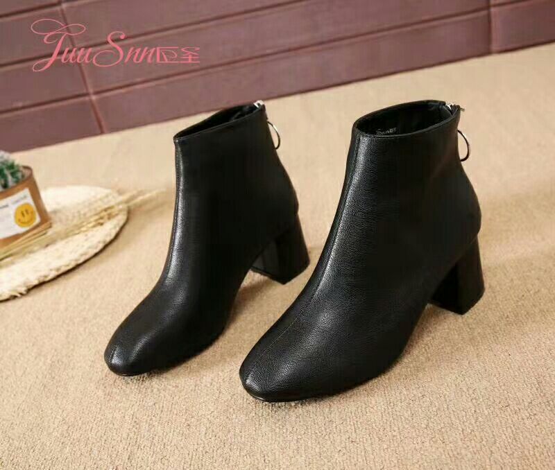 经典永恒，优质皮料，中跟，舒软鞋底，上脚舒适时尚奢华显瘦。