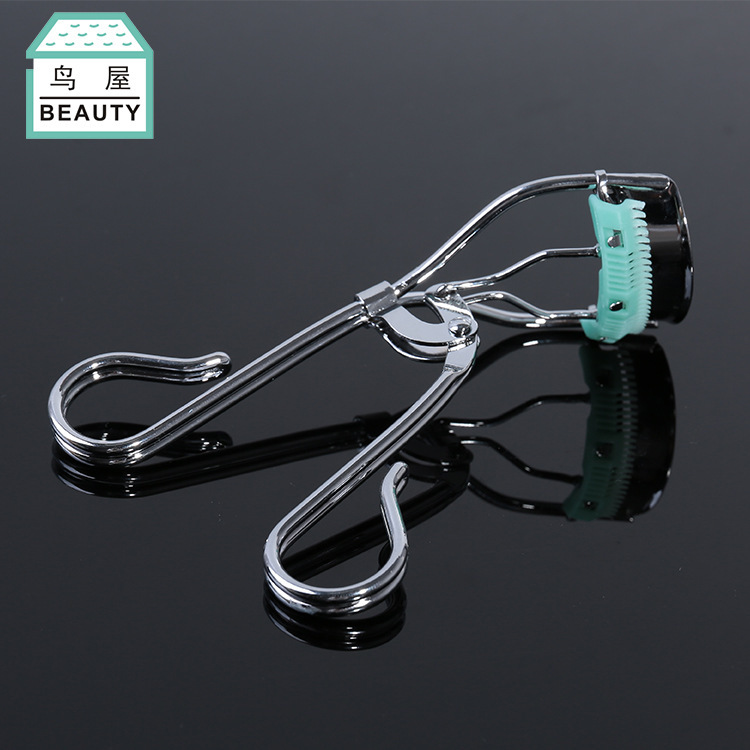 Factory direct sales of portable stainless steel eyelash curlers, local eyelash curlers, false eyelash assistants, one-piece consignment N053 Application Scenario