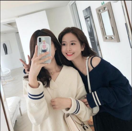 ROUWANBABY off-the-shoulder V-neck loose knit sweater for women