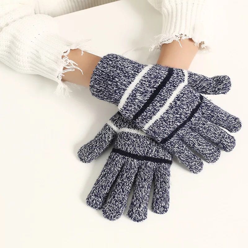 The new Korean-style autumn and winter woolen knitted warm gloves are suitable for both men and women, with separate woolen lines for outdoor use by couples Application Scenario