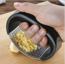 Garlic puree press household ginger and garlic crusher Manual kitchen garlic crusher arc punching garlic crusher Stainless steel garlic crusher