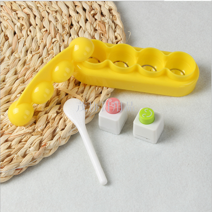 4-ball rice balls, baby rice balls, rice ball molds, household children's lunch boxes, children with rice spoons, embossing utensils Application Scenario