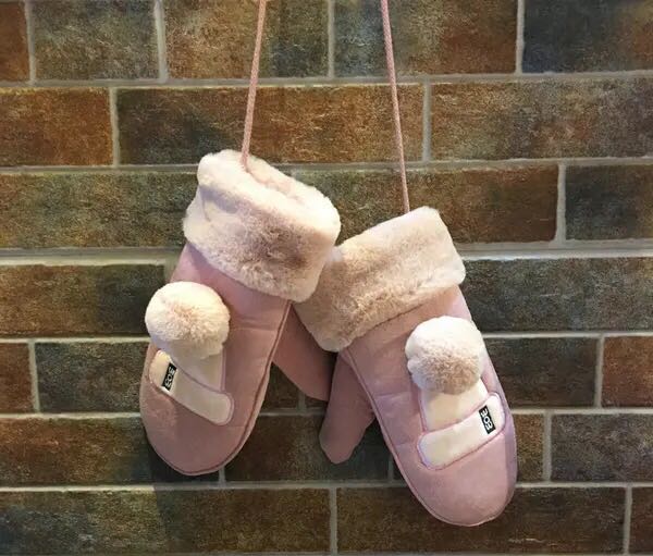 The "Glove Girl" is a cute student in winter with a Korean cartoon neck strap. It features thickened suede with added fleece, providing warmth and wind protection for autumn and winter